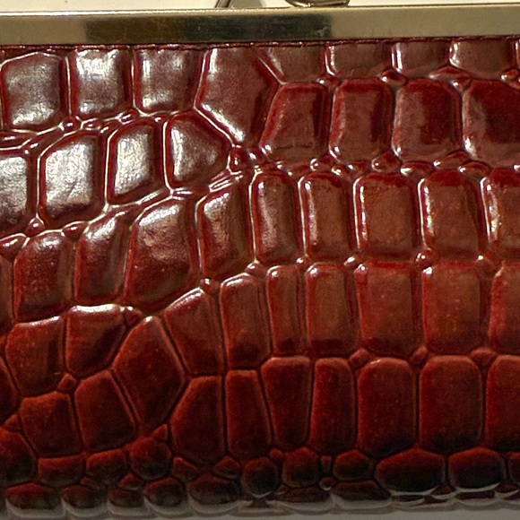Elegant Burgundy Crocodile-Embossed Clutch Kiss Lock Closure. Faux Leather - Picture 2 of 11